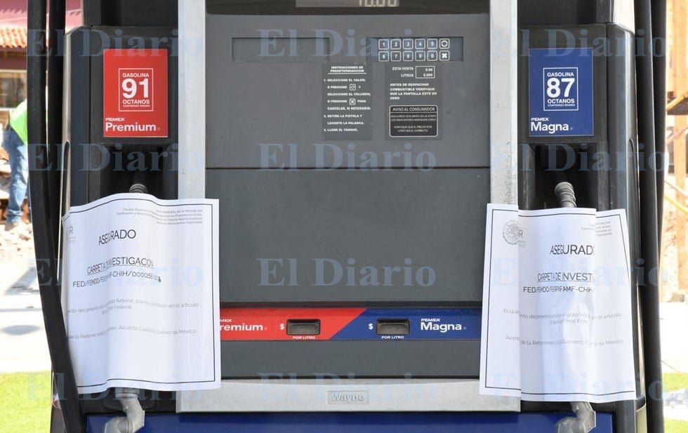 A Carvel fuel pump in Chihuahua with federal seals reading ASEGURADO and citing an FGR organized-crime investigation file, September 2026