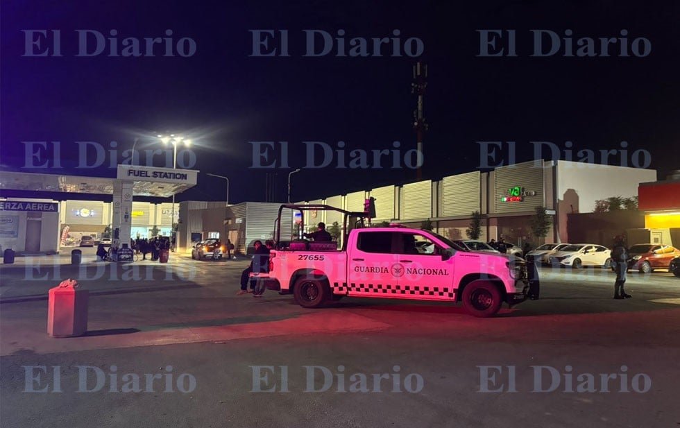 A National Guard pickup truck parked at night outside a Carvel fuel station on Fuerza Aérea street in Chihuahua during the federal operation, September 2026
