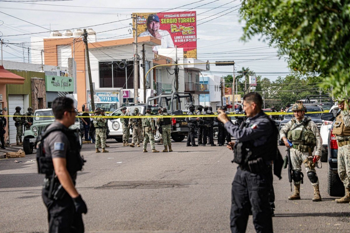 Soldiers and police behind yellow tape on a street in downtown Culiacán after a Sept. 22, 2026 chase and shootout