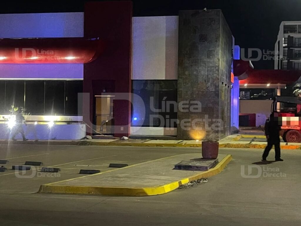 Night view of the Tai Pak restaurant in Culiacán's Tres Ríos district with security personnel outside after the shooting