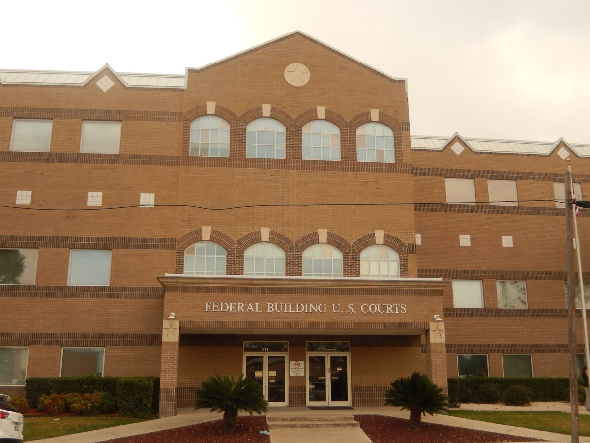 Tan brick building with arched windows and a sign reading Federal Building U.S. Courts in Del Rio, Texas