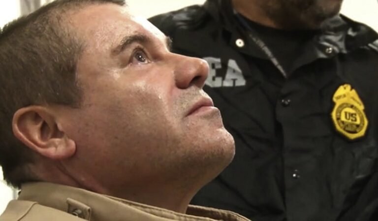 Joaquín 'El Chapo' Guzmán beside a DEA agent after his extradition to the United States in January 2017