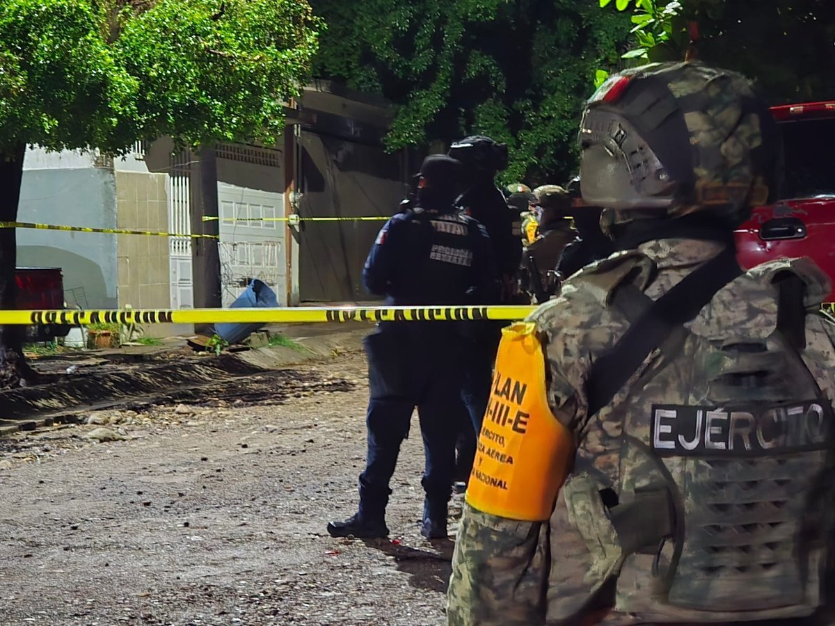 A Mexican Army soldier and state police officers guard a taped-off street in Monte Sierra, Culiacán, after the Sept. 27, 2026 shooting