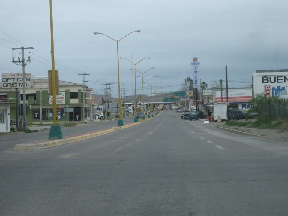 Boulevard Libre Comercio in Ojinaga, Chihuahua, looking north toward the U.S. border on a cloudy day