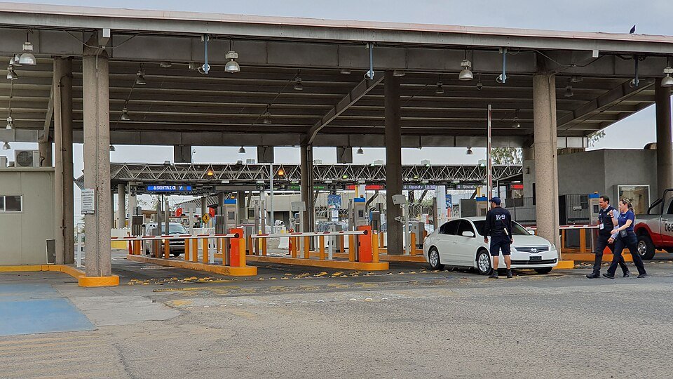 Archive view of inspection lanes at the San Luis Rio Colorado border crossing.