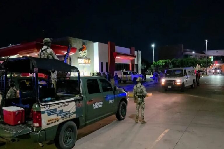 Mexican Army soldiers and a forensic van outside the Tai Pak restaurant in Culiacán's Tres Ríos district at night after the Sept. 24, 2026 attack