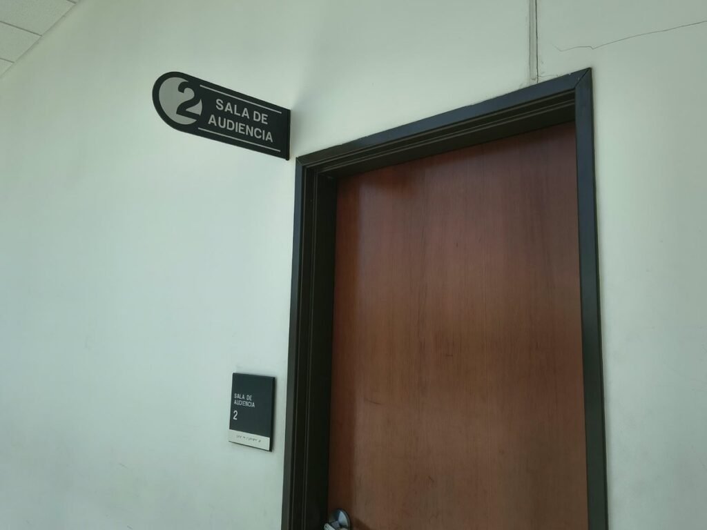 Door to Hearing Room 2 with a 'Sala de Audiencia' sign at Chihuahua's state courts, where former prosecutor César Jáuregui had his charging hearing