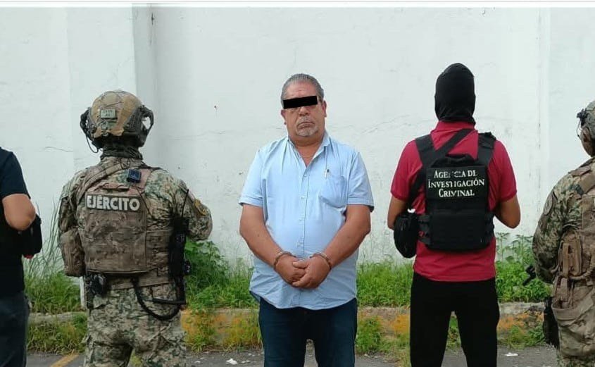 Luis Manuel “N,” alias “El Ingeniero,” stands between Mexican Army soldiers and an FGR Criminal Investigation Agency officer in Zapopan