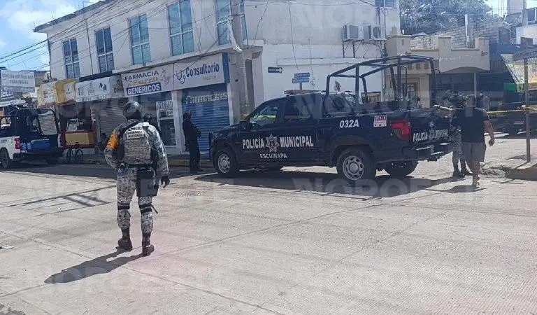 A National Guard member and an Escuinapa municipal police truck on Severiano Moreno Street in downtown Escuinapa, Sinaloa