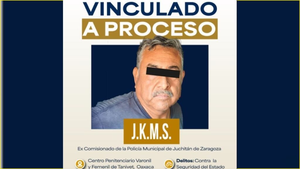Oaxaca prosecutors' 'Vinculado a proceso' graphic showing a gray-haired man with a mustache, his eyes covered by a black bar, labeled J.K.M.S., former commissioner of the Juchitán de Zaragoza municipal police, held at the Tanivet prison.