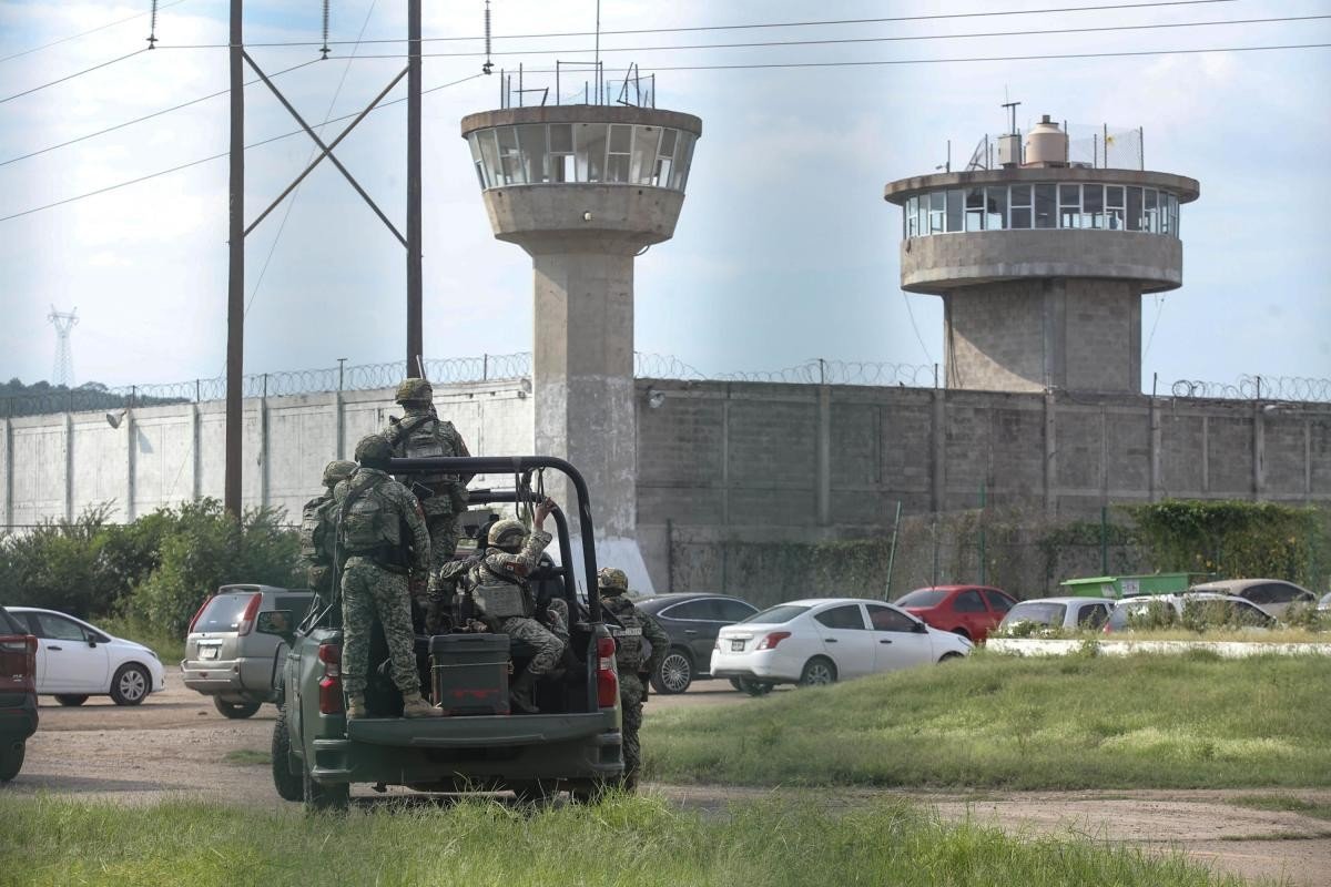Soldiers keep watch outside El Castillo prison in Mazatlán, Sinaloa